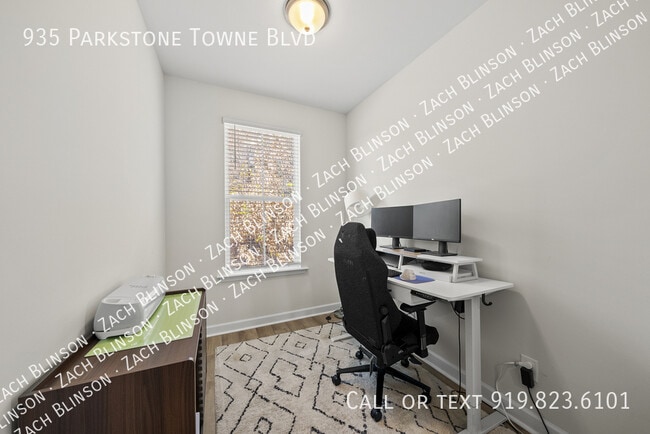 Building Photo - 935 Parkstone Towne Blvd