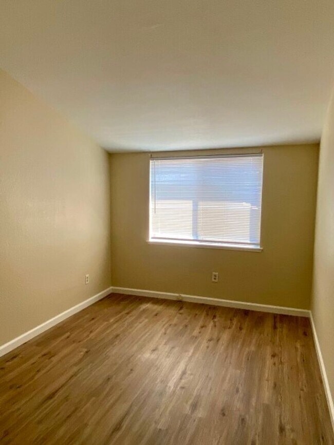 Building Photo - Single story beauty!  2 bedroom, 1.5 bath ...