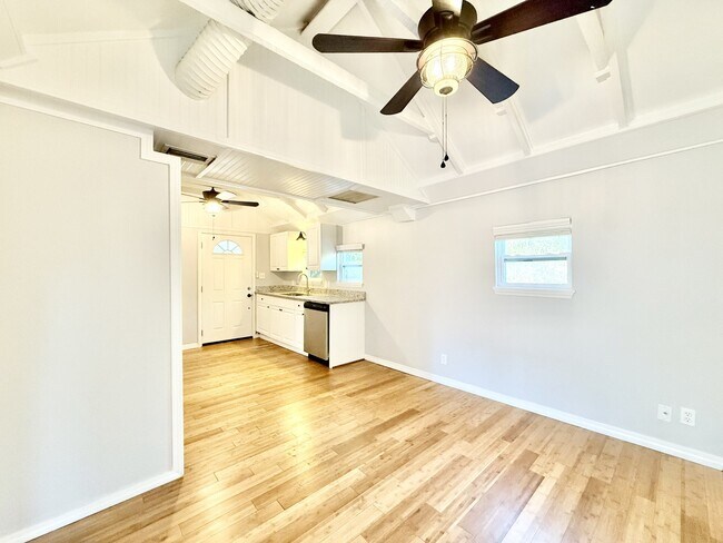 Building Photo - 713 Smith St