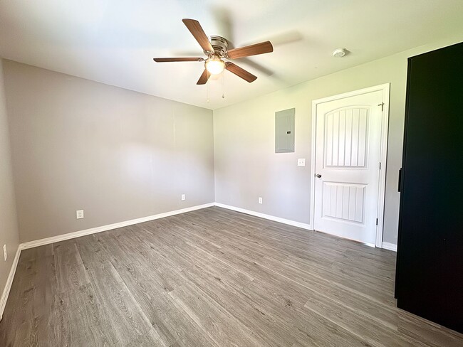 Building Photo - 1 Bedroom/ 1 Bathroom Triplex Unit in Sout...