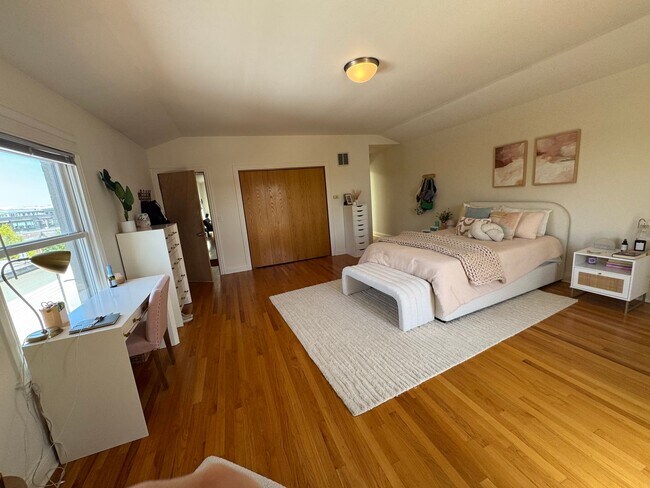 Building Photo - 4 Bedroom, 3 Bathroom Impressive Lincoln P...