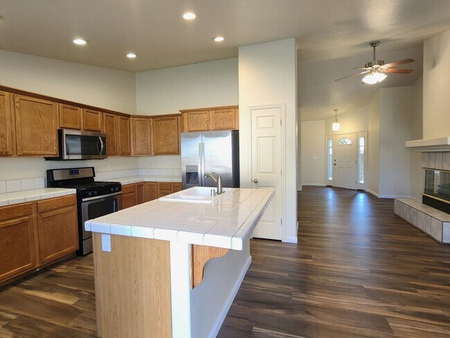 Building Photo - Rent Special $500 off 1st mo's