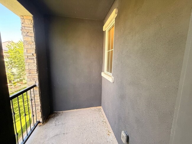 Building Photo - Spacious 3 Bedroom, 2.5 Bath Phoenix Townhome with *New Floors* + *NEW* Paint!