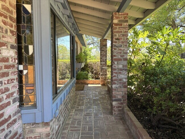 Building Photo - Amazing large 3-bedroom home in highly desirable neighborhood in Placerville with pool!
