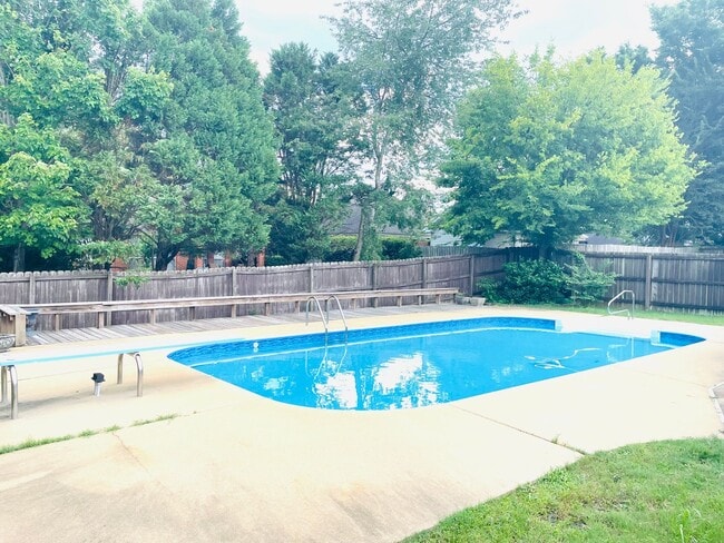 Building Photo - ** 3 Bed 2 Bath Located across from AUM **...
