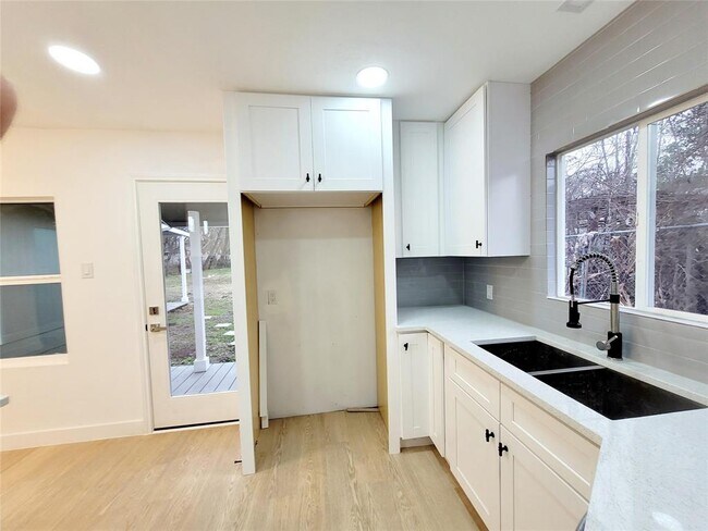 Building Photo - 317 W Houston Ave