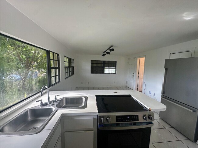 Building Photo - 1321 SW 14th Ave