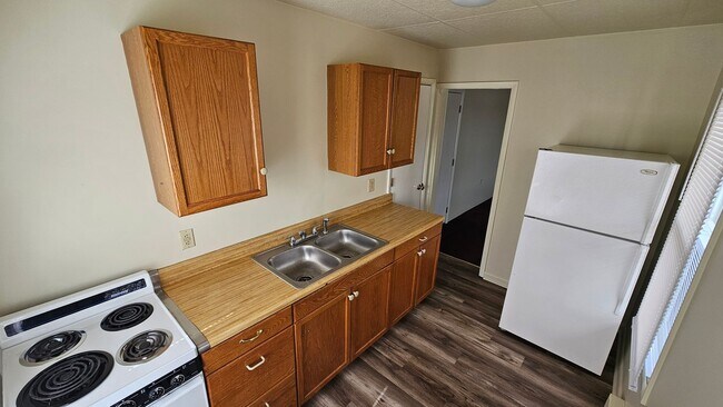 Building Photo - 2nd Floor 1 Bedroom Apartment!