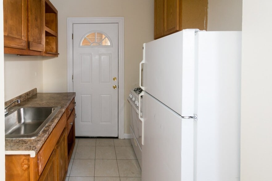 Building Photo - 629 W Barry Ave