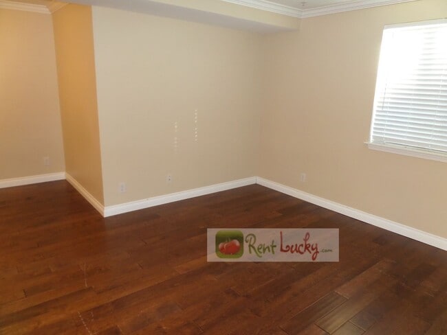 Building Photo - Super Cute Studio w/Parking in Fantastic Downtown Seattle Location!!