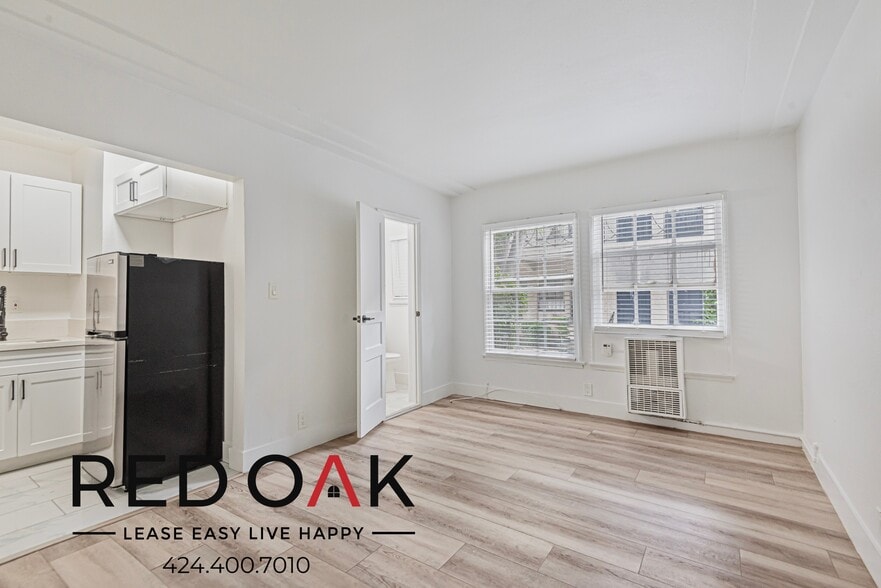 Building Photo - 851 S Kenmore Ave