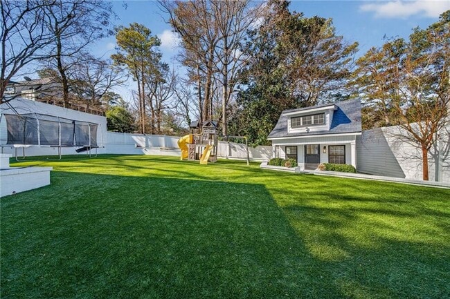 Building Photo - 1812 Wellbourne Dr NE