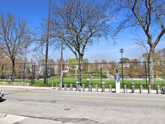 Building Photo - 541 Adams St