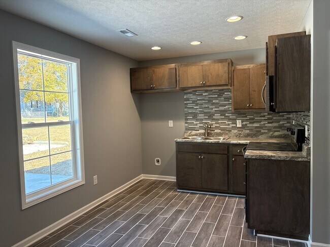 Building Photo - 411-411 W Waggoner St