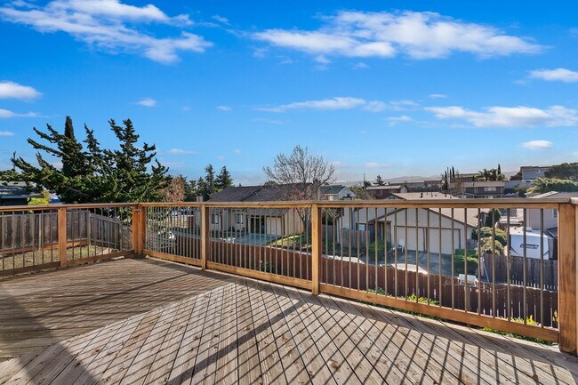 Building Photo - Great single story home in Benicia With All Utilities Included