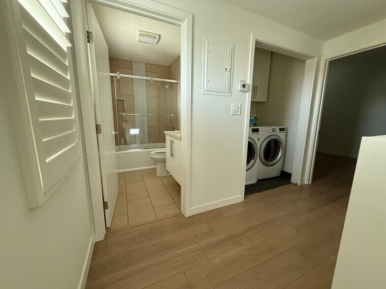 3RD FLOOR BATHROOM & LAUNDRY AREA - 646 N Serrano Ave