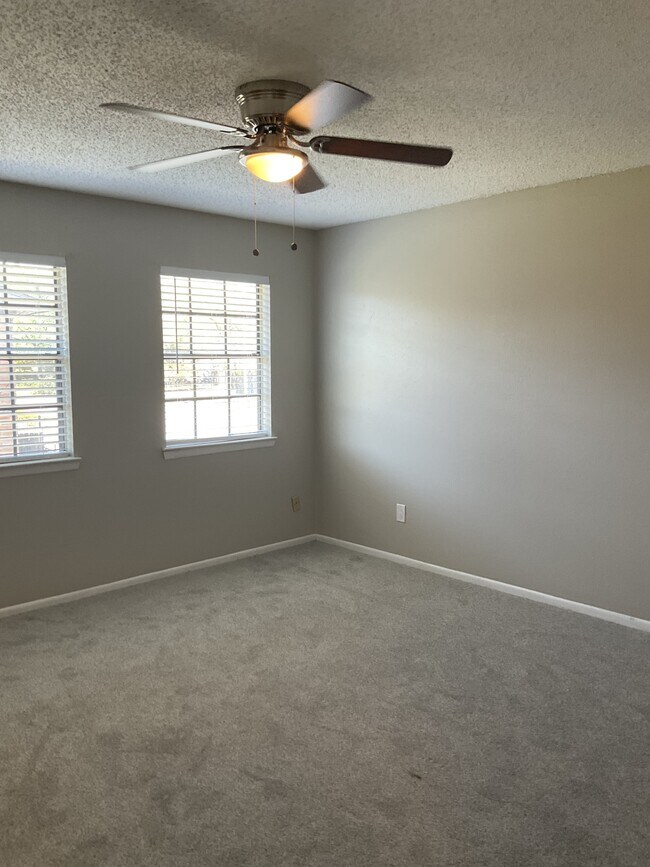 Building Photo - 85 E Caldwood Dr