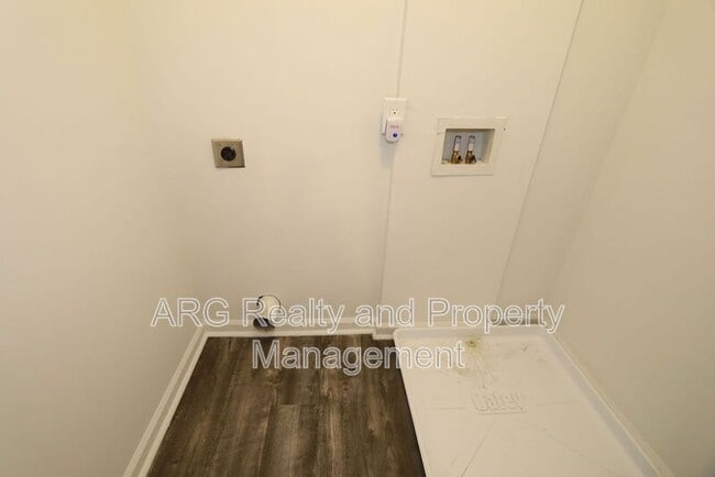 Building Photo - 1095 Ira St SW