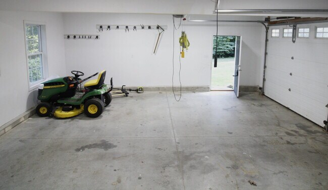 Building Photo - Privacy, Space, and Modern Comfort in Salem