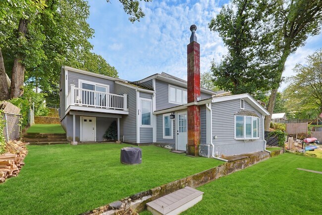 Building Photo - 47 Lakeshore Dr