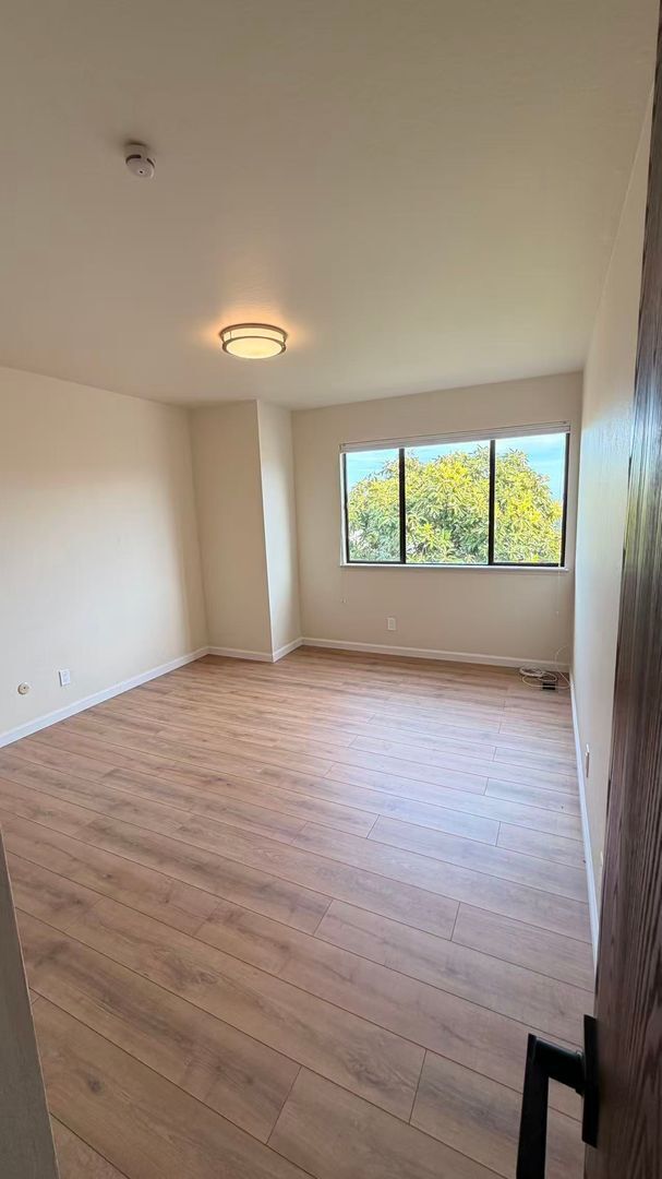 Building Photo - 3Bed/2.5Ba Tri-Level Home with Views, Solar, and Private Yard – Glen Park