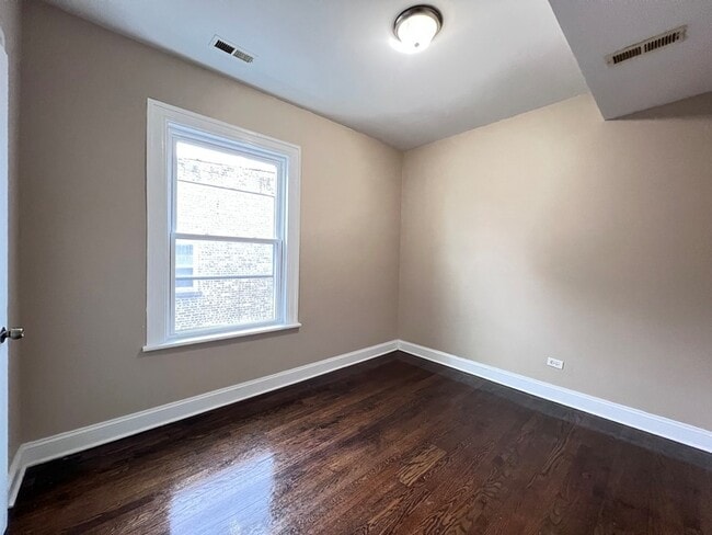 Building Photo - 821 N Waller Ave
