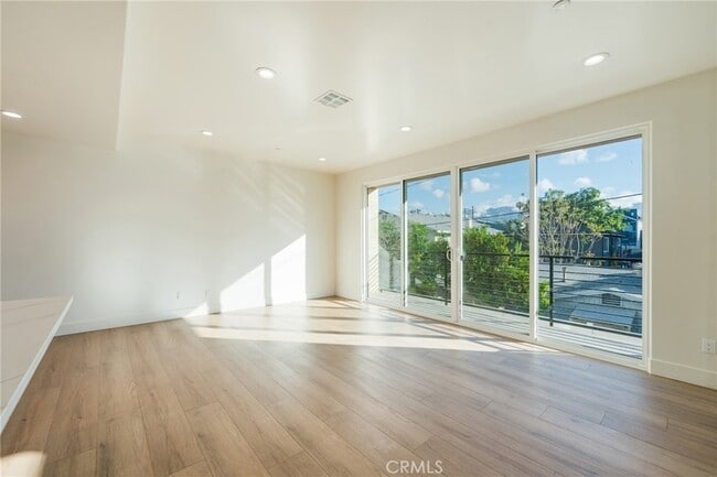 Building Photo - 714 1/2 Chestnut Avenue Unit