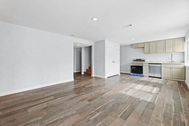 Building Photo - 6 Bedroom 3.5 Bathroom House in Saratoga Springs!