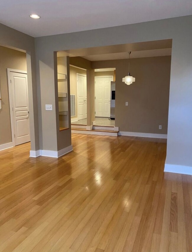 Building Photo - 2 BEDROOM 2.5 BATH TOWNHOME WITH DOWNTOWN ...