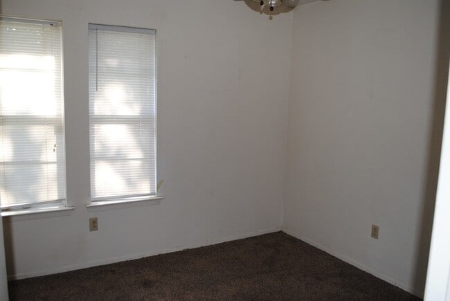 Building Photo - 2321 Suffolk Ln