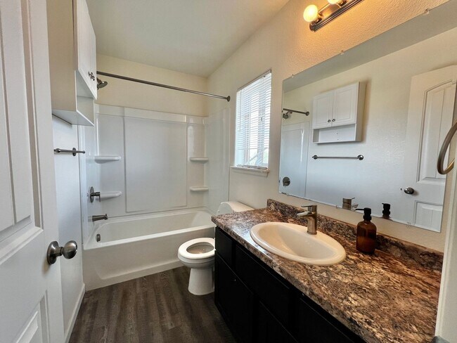 Building Photo - 2 Bedroom 2.5 bathroom Townhouse in Greeley