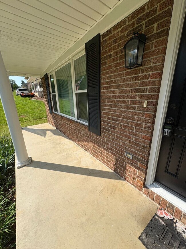 Building Photo - 3 Bedroom 2 Bath House