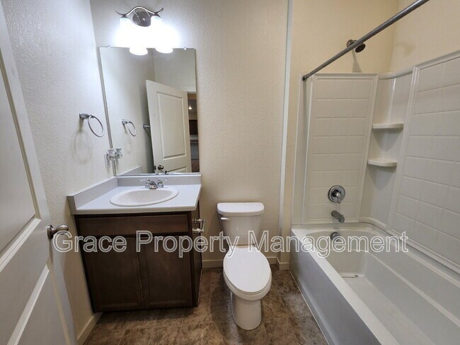 Building Photo - 508 Ledge St