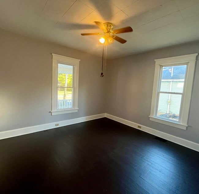 Building Photo - Two Bedroom in Alton