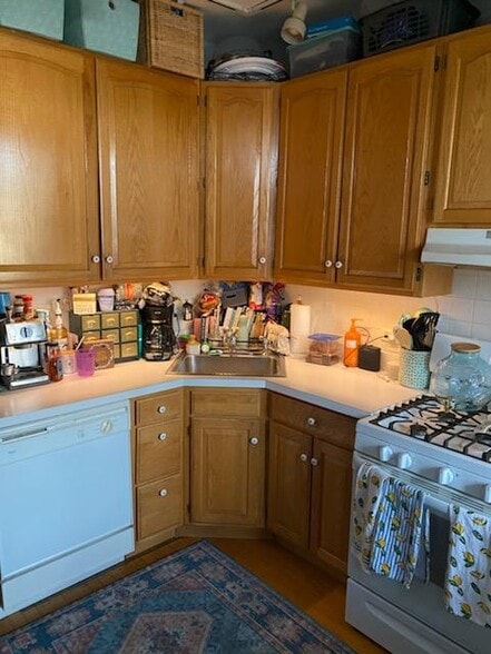 Kitchen, Gas Range, Dishwasher - 3733 N Greenview Ave