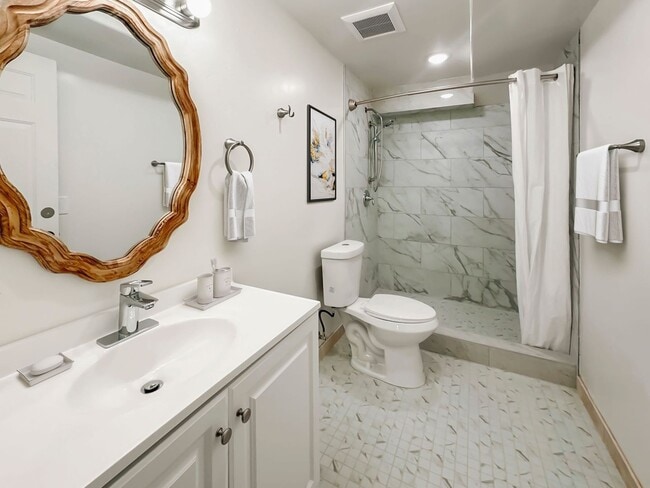 Building Photo - Adorable, Upgraded, 3 Bed/2 Bath duplex, F...
