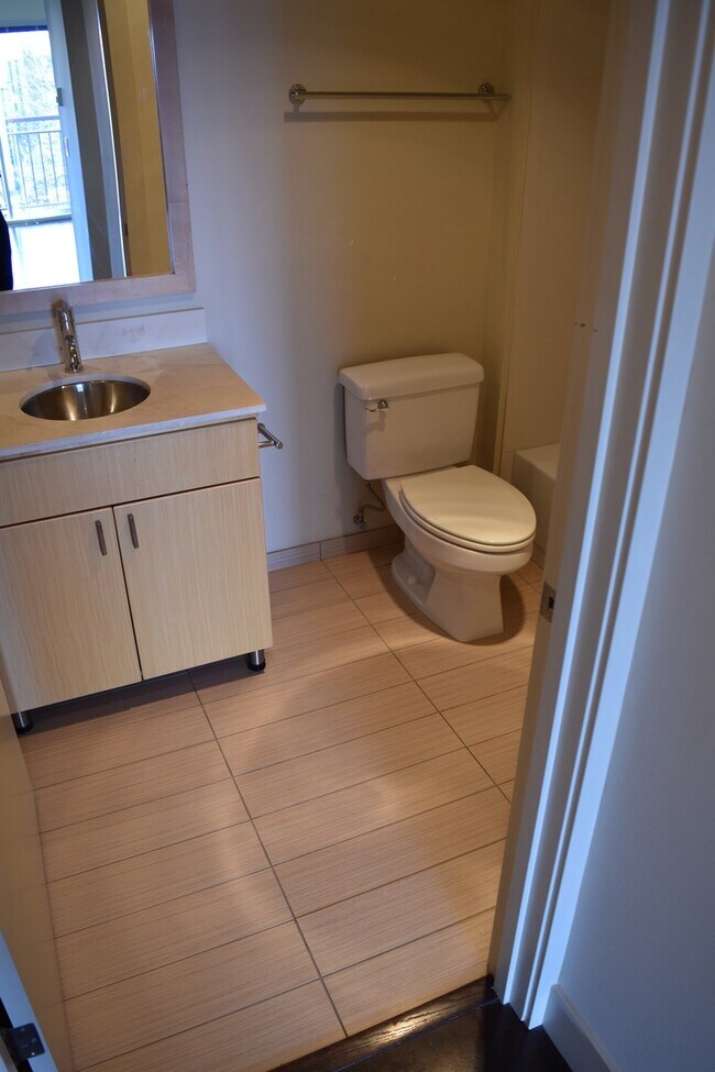 Building Photo - Capitol Hill 1BR/1BA with Stunning City Views
