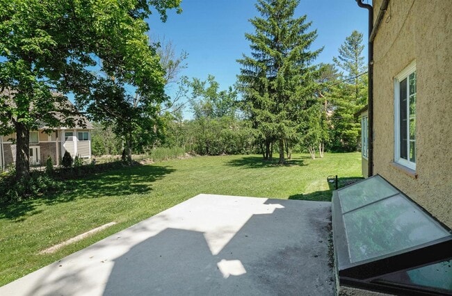 Building Photo - 2065 Chalmers Dr