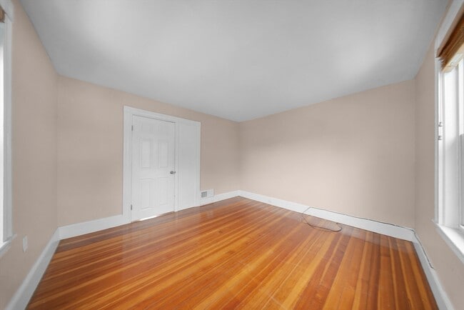 Building Photo - 10 Bigelow St