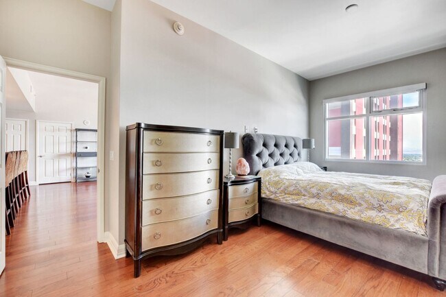 Building Photo - HIGHRISE DOWNTOWN, FULLY FURNISHED!