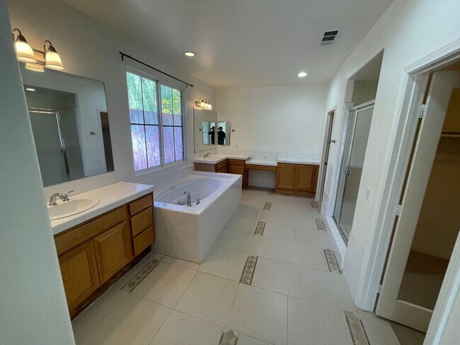 Building Photo - Spacious 4-Bedroom Home in Desirable Woodcrest, Riverside!