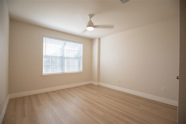 Building Photo - 9512 Bromsgrove Dr