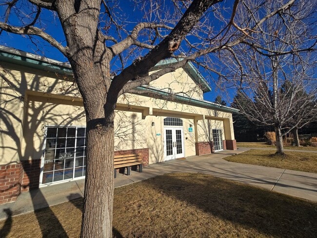 Building Photo - Fresh 2 bedroom, 2 bathroom condo located in Meadows on the Parkway in the heart of Boulder.