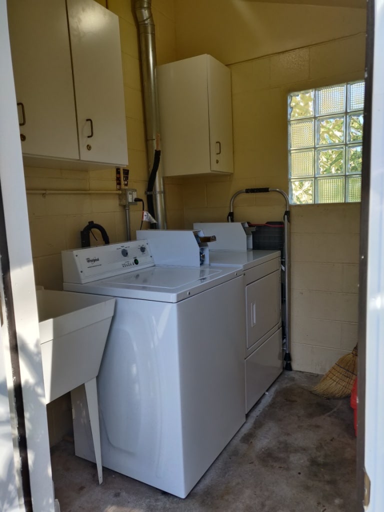 On-site coin-op laundry. - 1130 Olive St