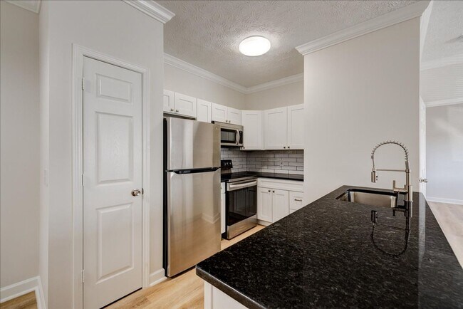 Building Photo - Evansville, IN**** Crown Moulding**** 2 Be...