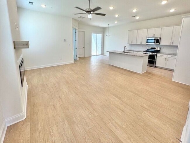 Building Photo - Now Leasing at Cedar Bluff – 4BR Townhomes...