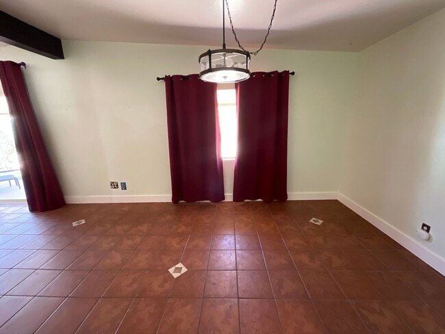 Building Photo - Eastside home with privacy on cul-de-sac