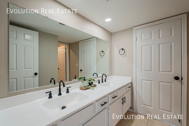Building Photo - 2033 S Paseo Loma
