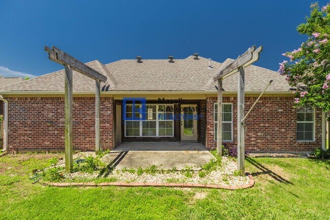 Building Photo - 213 Provonce Park