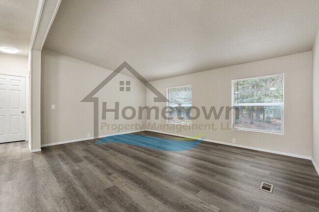 Building Photo - 3 Bedroom 2 Bathroom Home with Off-Street Parking Available in Sagle, Idaho!